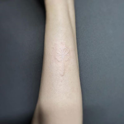 tatuaje trebol blanco