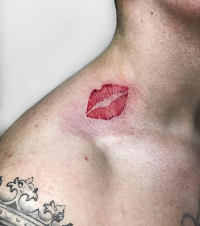 tatuaje de labios en cuello