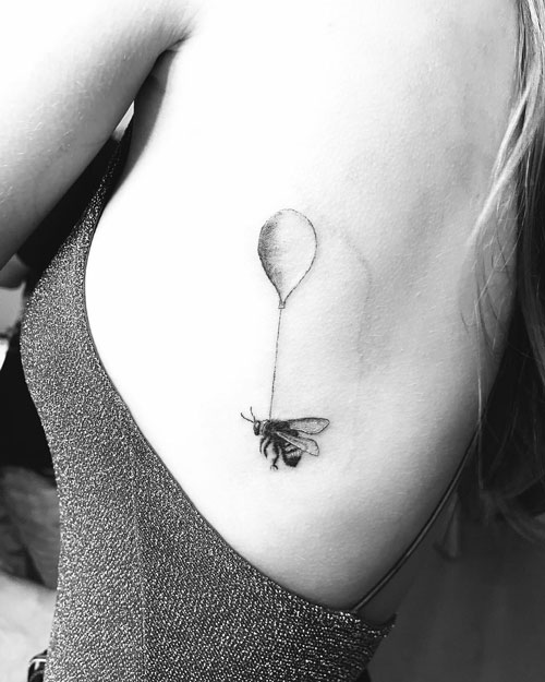 tattoo abeja y globo