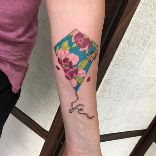 tattoo cometa y flor