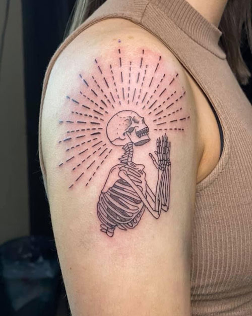 tattoo esqueleto rezando