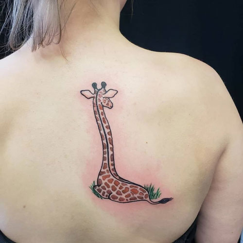 tattoo jirafa en la espalda