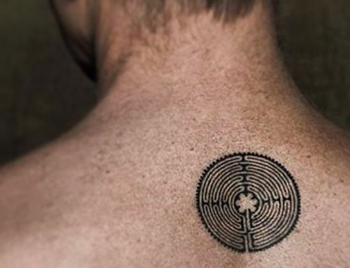 tattoo laberinto en la espalda