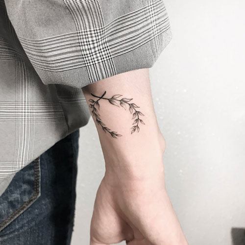 tattoo laurel en mano