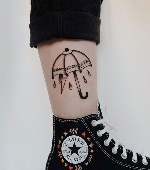 tattoo paraguas en gris