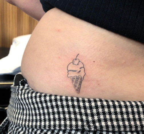 tattoo pequeñito de un helado