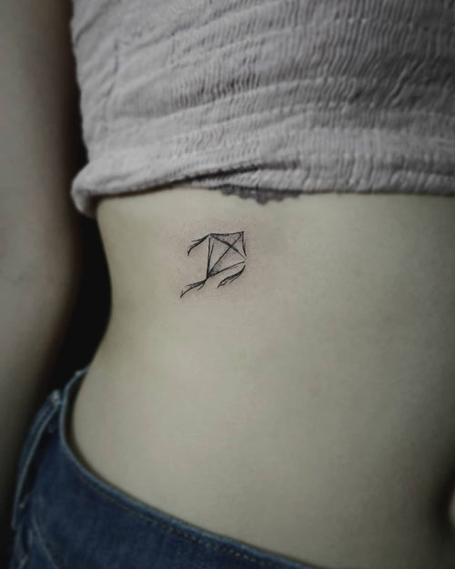 tattoo pequeño de cometa