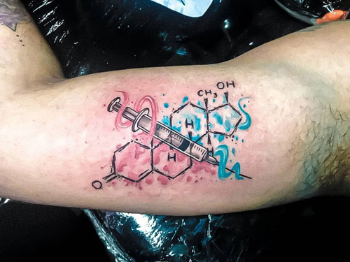 tattoo tetosterona en color