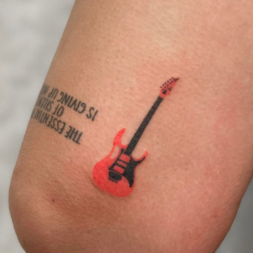 tatuaje chiquito de guitarra