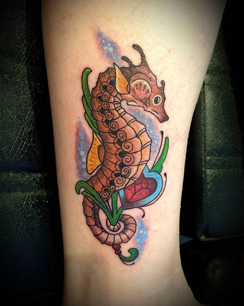 tatuaje color caballito de mar