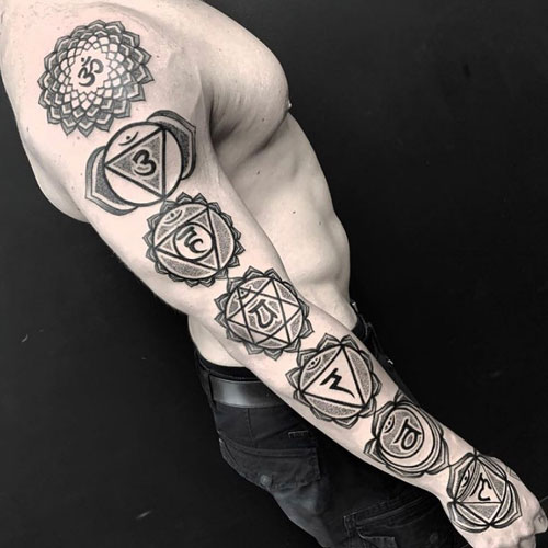 tatuaje de chakras en el brazo