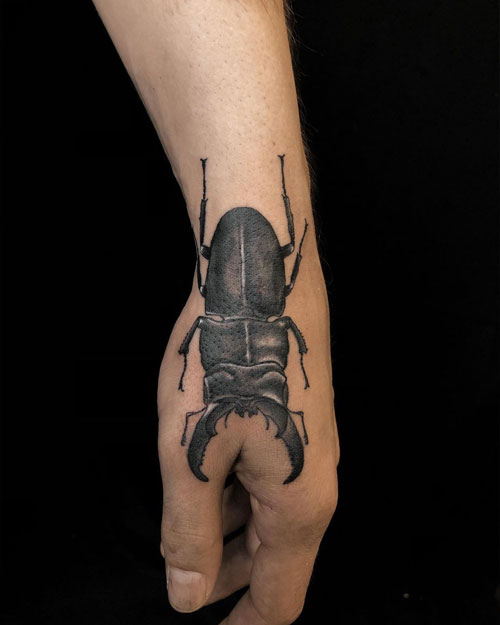 tatuaje de escarabajos