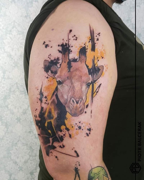 tatuaje de jirafa a color