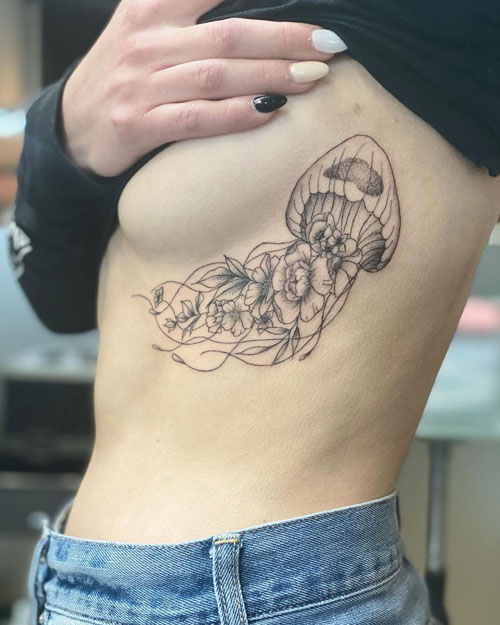 tatuaje debajo de senos de medusa