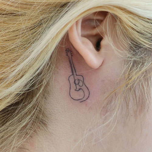 tatuaje detras de oreja
