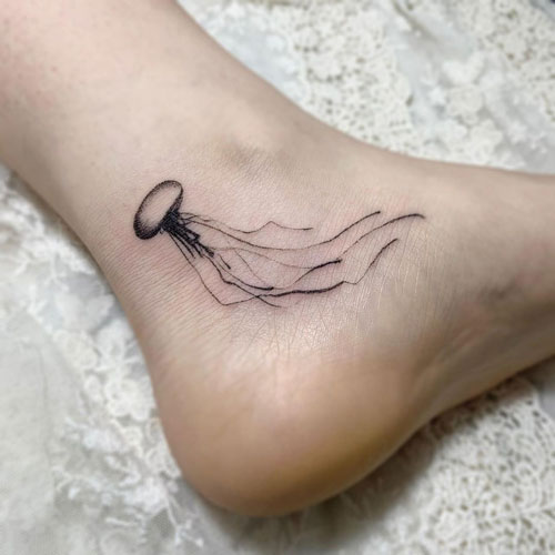 tatuaje en el pie con una medusa