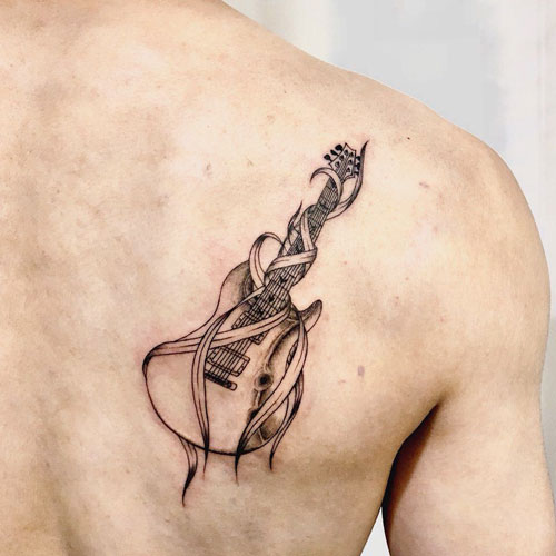 tatuaje espalda guitarra