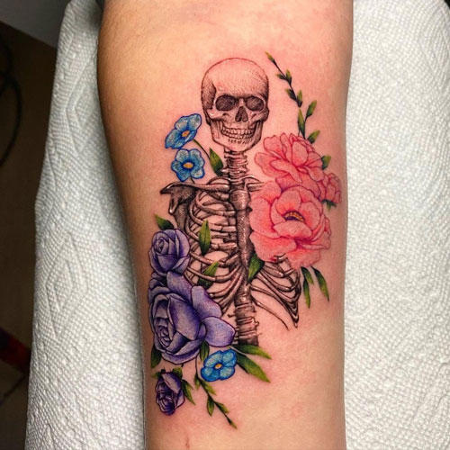 tatuaje esqueleto flores