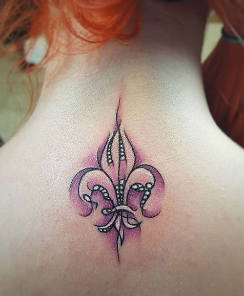 tatuaje flor de lis a color