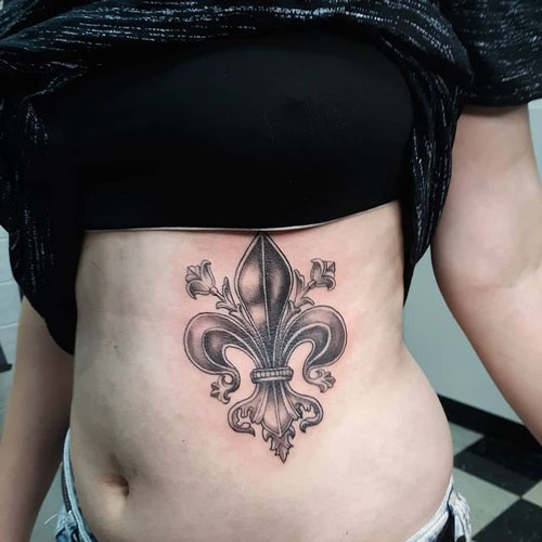 tatuaje flor de liz para mujer