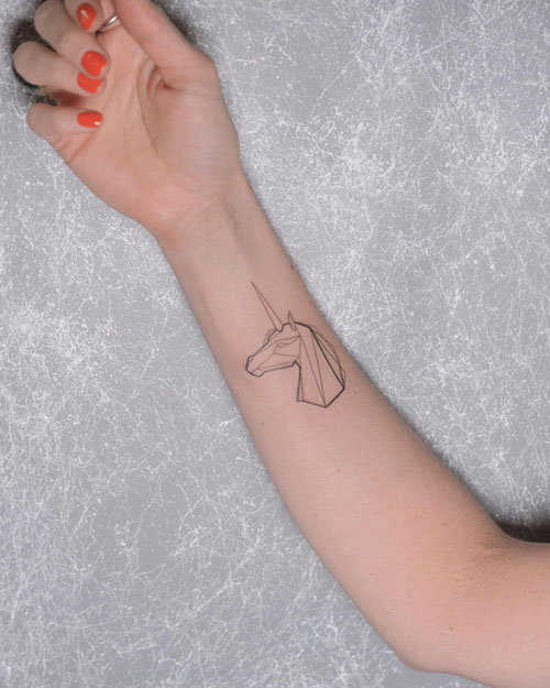 tatuaje geometrico unicornio