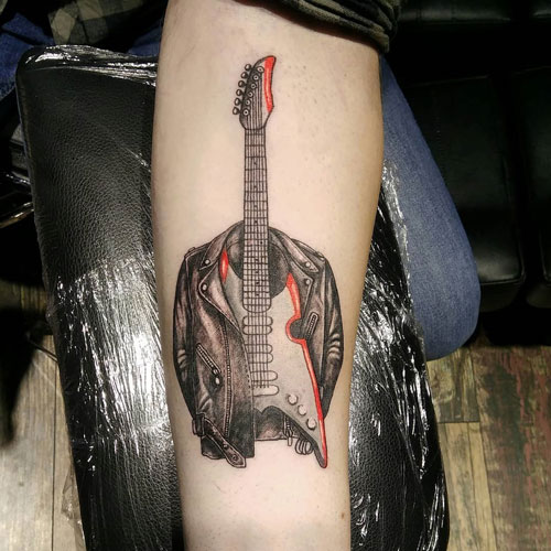 tatuaje guitarra y chamarra