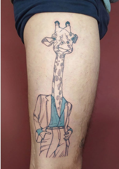 tatuaje jirafa con traje
