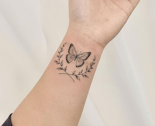 tatuaje laurel y mariposa