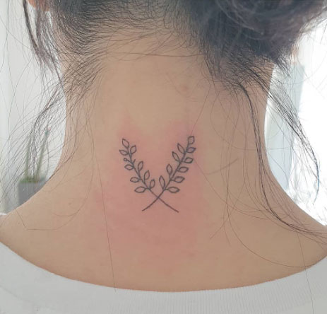 tatuaje laureles en el cuello