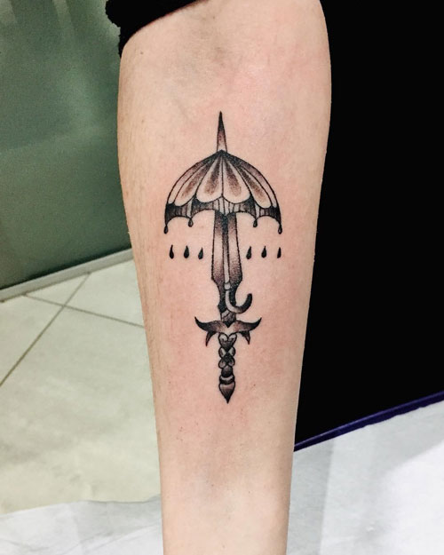 tatuaje paraguas y daga