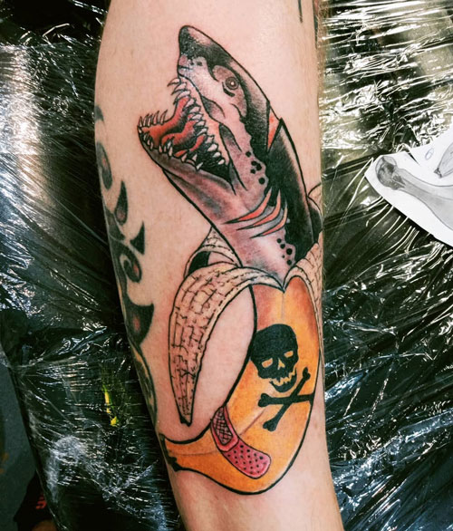 tatuaje platano y tiburon