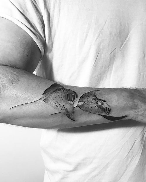 tatuaje realismo pez raya