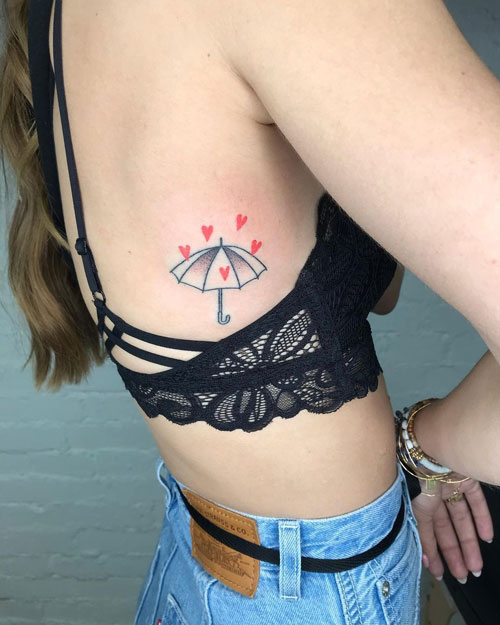 tatuaje sombrilla y corazones