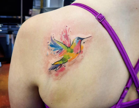 aqua color colibri tatuaje