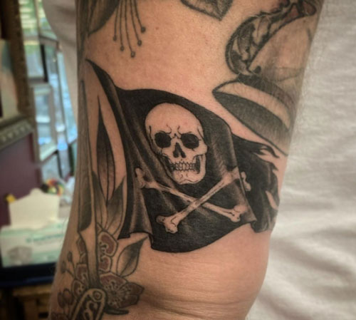 bandera pirata tattoo