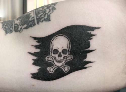 calavera pirata tatoo