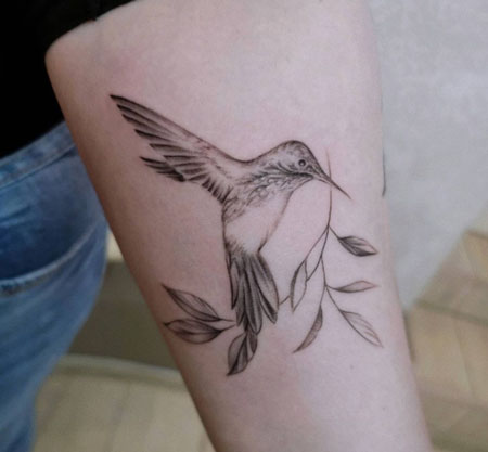 colibri en negro tattoo