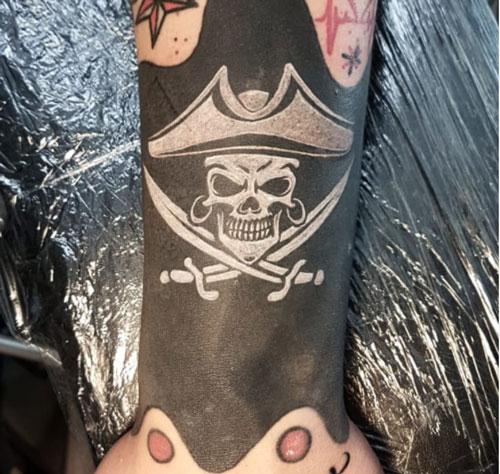 simbolo pirata tatuaje