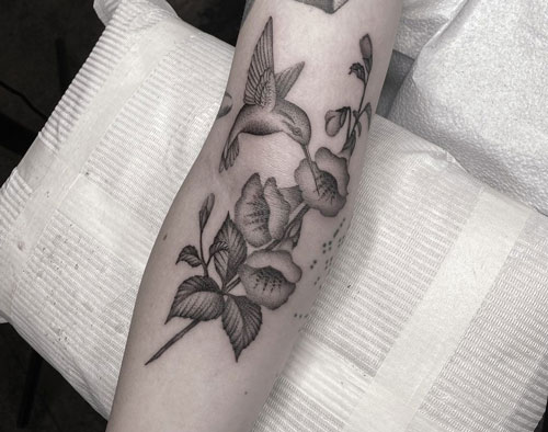 tattoo colibri blanco y negro