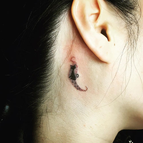 tattoo detras de oreja gato