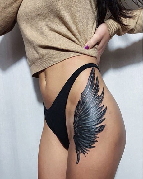 tattoo en muslo de alas