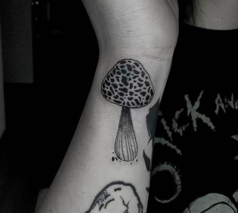 tattoo hongo negro y gris
