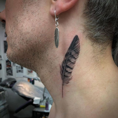 tattoo pluma en cuello
