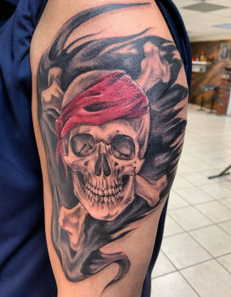 tatuaje bandera pirata hombro