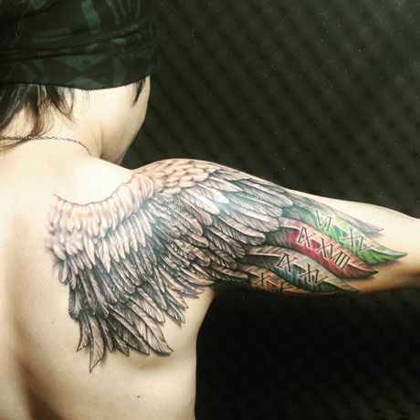 tatuaje de ala en hombro