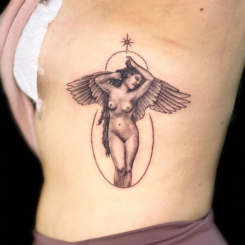 tatuaje de angel en costilla