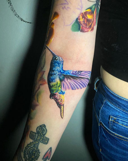 tatuaje de colibri en antebrazo de mujer