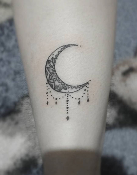 tatuaje de la luna en pantorrilla