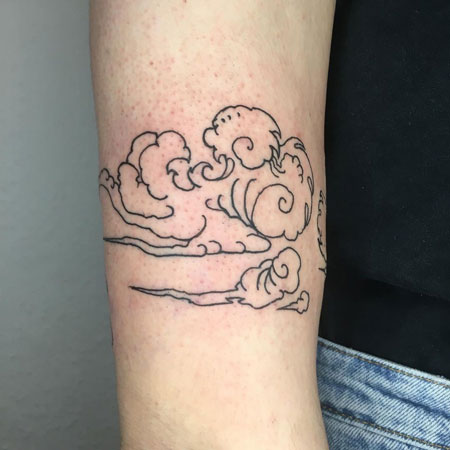 tatuaje de nubes con lineas