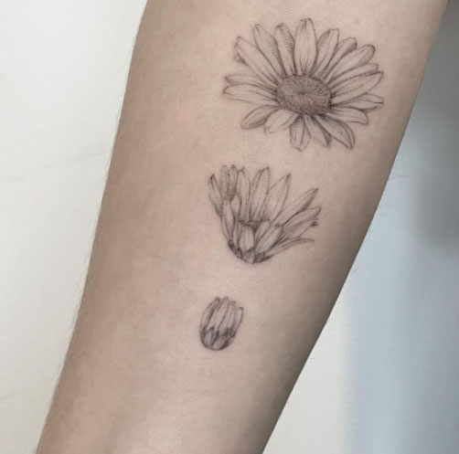 tatuaje en gris y negro de flor